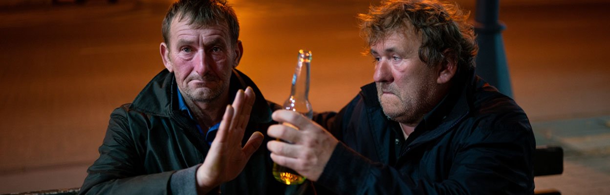 Мужчина жестом отказывается пить алкоголь